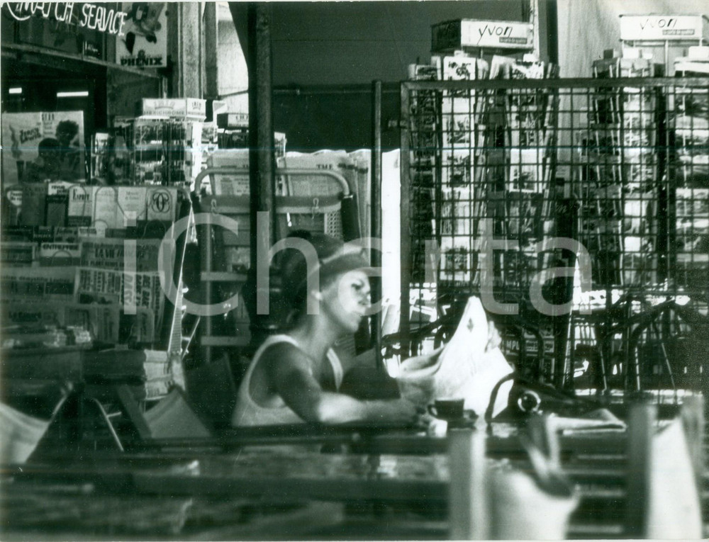 Fotografia d epoca originale 1960 ca PARIS FRANCE Giornalaia in edicola in un giorno d estate Fotografia 1