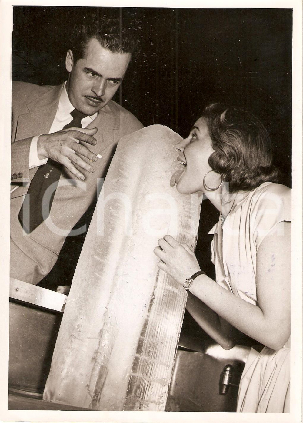 Fotografia d epoca originale 1954 LE GRAND ROBERT fa sentire a Veronique VERLHAC il cioccolato ILLUSIONISMO 3 1