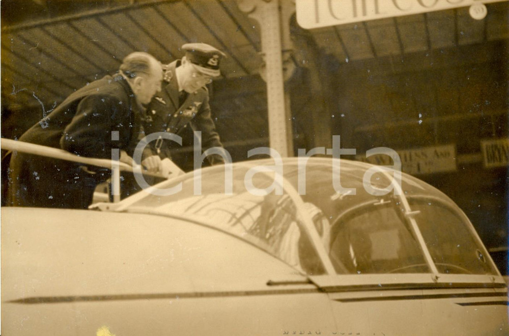 Fotografia d epoca originale 1946 PARIS Il principe Bernhard van LIPPEBIESTERFELD al salone dell aviazione 1