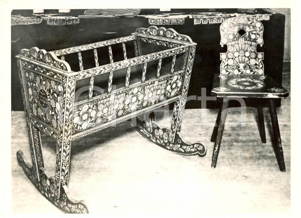 Fotografia d epoca originale 1938 OLANDA Culla intagliata donata da contadini ungheresi a principessa Juliana 1