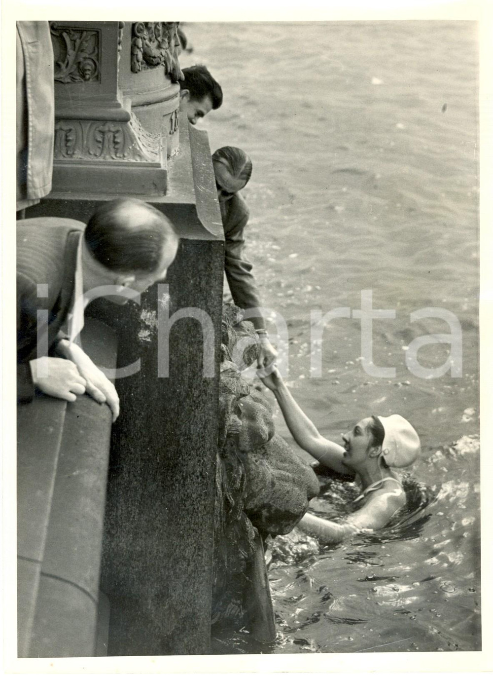 Fotografia d epoca originale 1953 LONDON SAINT THOMAS S HOSPITAL Connie TILTON vince la gara di nuoto TAMIGI 1