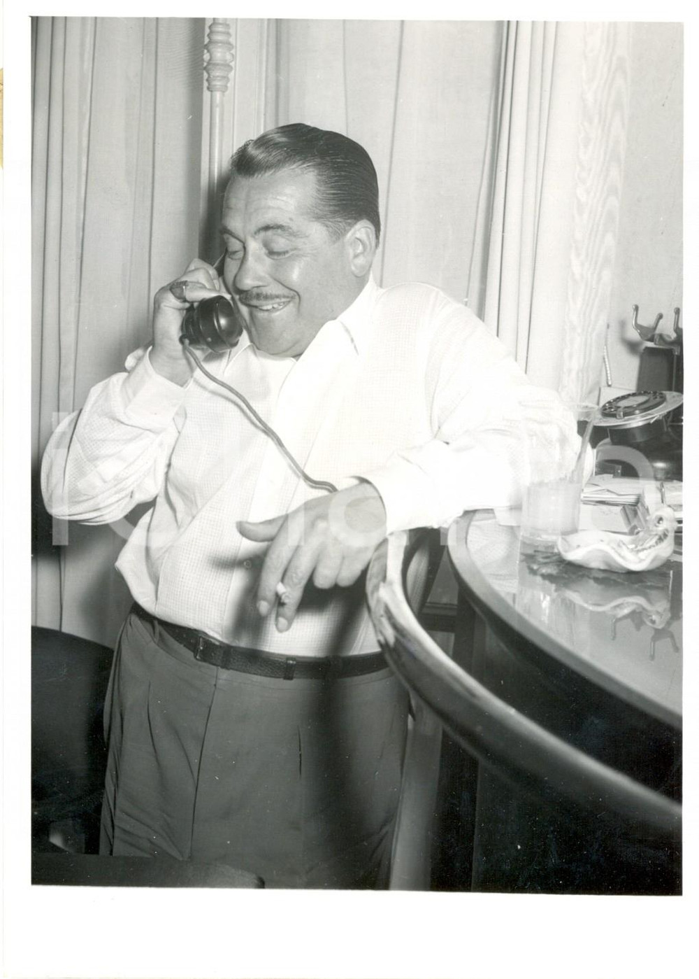 Fotografia d epoca originale 1955 PARIS Henri VILBERT fuma e ride al telefono Fotografia 1