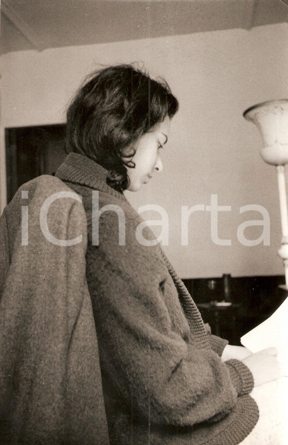 Fotografia d epoca originale 1961 GUNS OF THE TREES Frances STILLMAN legge in una scena del film Fotografia 1
