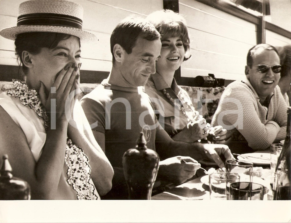 Fotografia d epoca originale 1960 ca CINEMA Sylva KOSCINA a pranzo con la troupe Fotografia dal set 1
