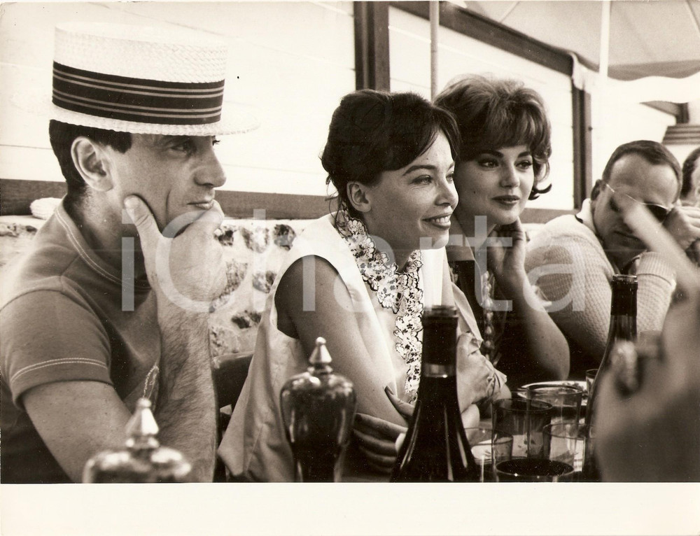 Fotografia d epoca originale 1960 ca CINEMA Sylva KOSCINA a pranzo con la troupe Foto dal set 1