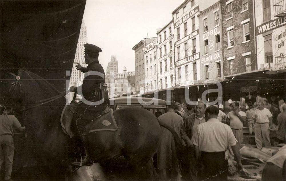 Fotografia d epoca originale 1961 MANHATTAN Angry fishmongers at FULTON FISH MARKET Movie GUNS OF TREES Foto 1