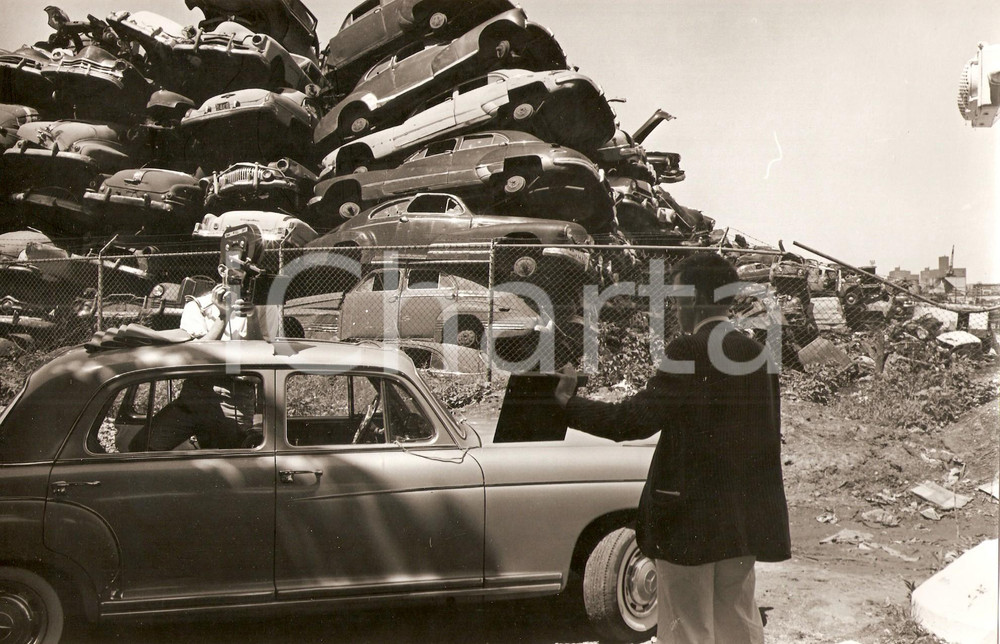 Fotografia d epoca originale 1961 GUNS OF THE TREES Sheldon ROCHLIN shooting a scene in a junkyard Photo 1