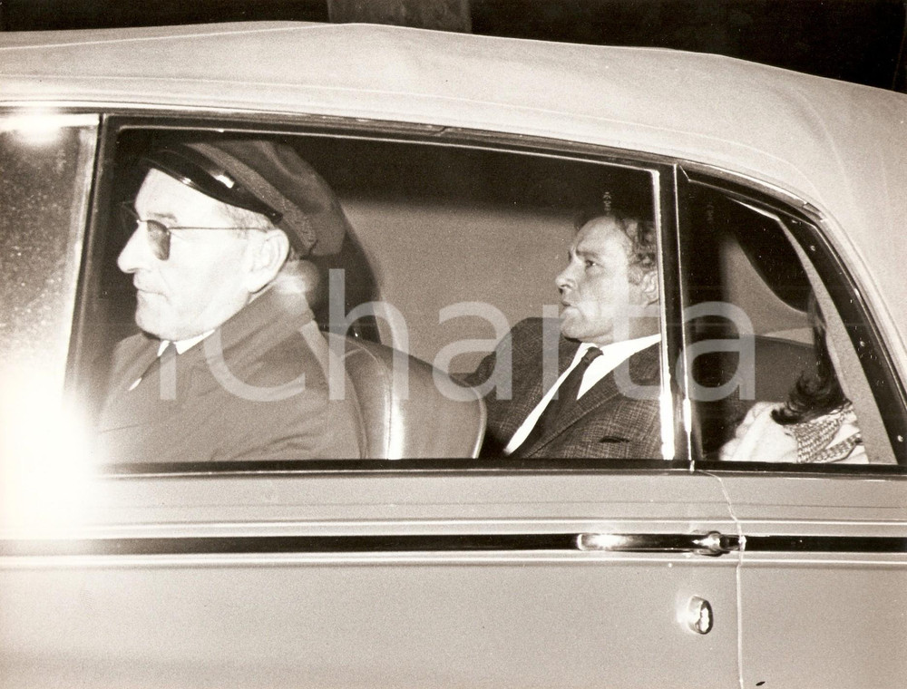 Fotografia d epoca originale 1965 ca ROMA ? Richard BURTON e Liz TAYLOR fuga in auto da PAPARAZZI Foto 1