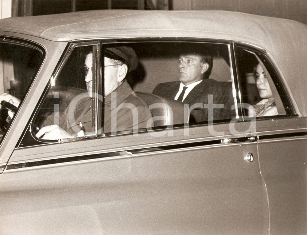 Fotografia d epoca originale 1965 ca ROMA ? Richard BURTON e Liz TAYLOR spaventati dai PAPARAZZI Fotografia 1