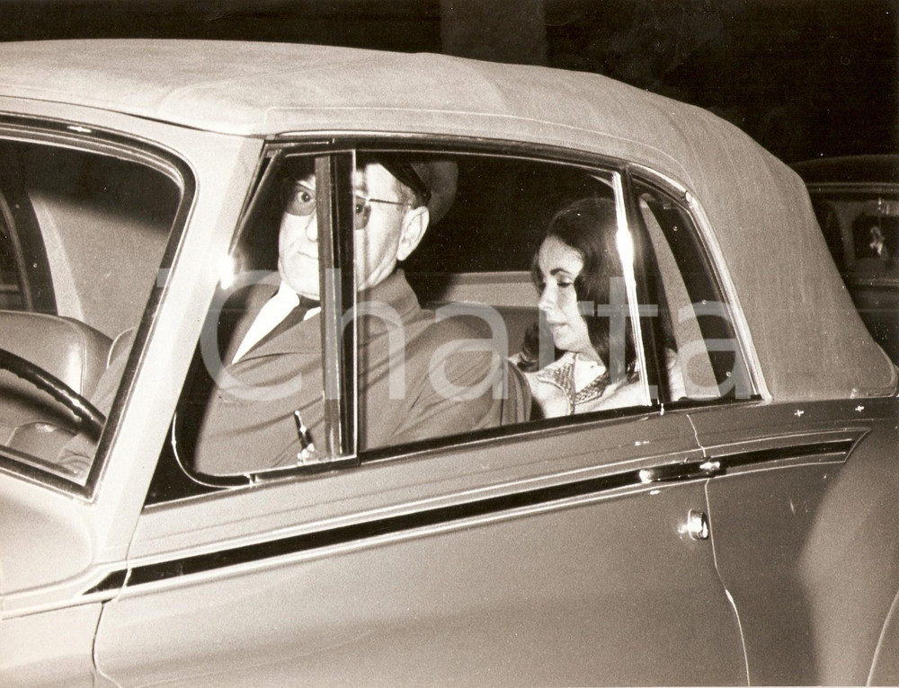 Fotografia d epoca originale 1965 ca ROMA ? Elizabeth TAYLOR protetta dai flash dei PAPARAZZI Foto 2 1
