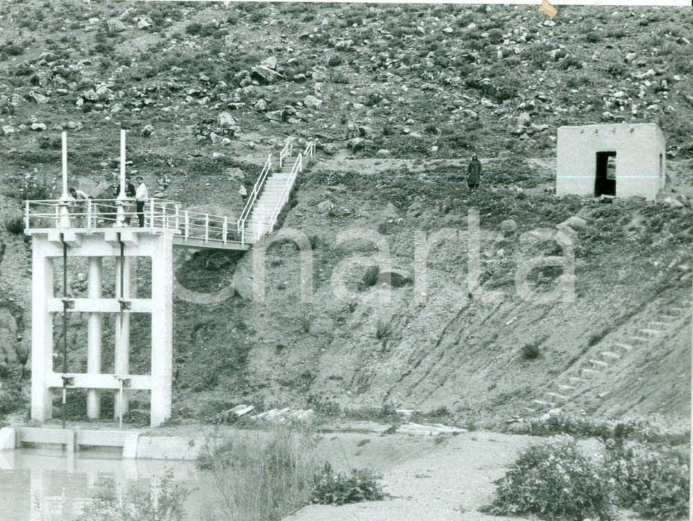 Fotografia d epoca originale 1960 ca GIORDANIA Soldato e tecnici ispezionano un oleodotto  Foto 27x21 1