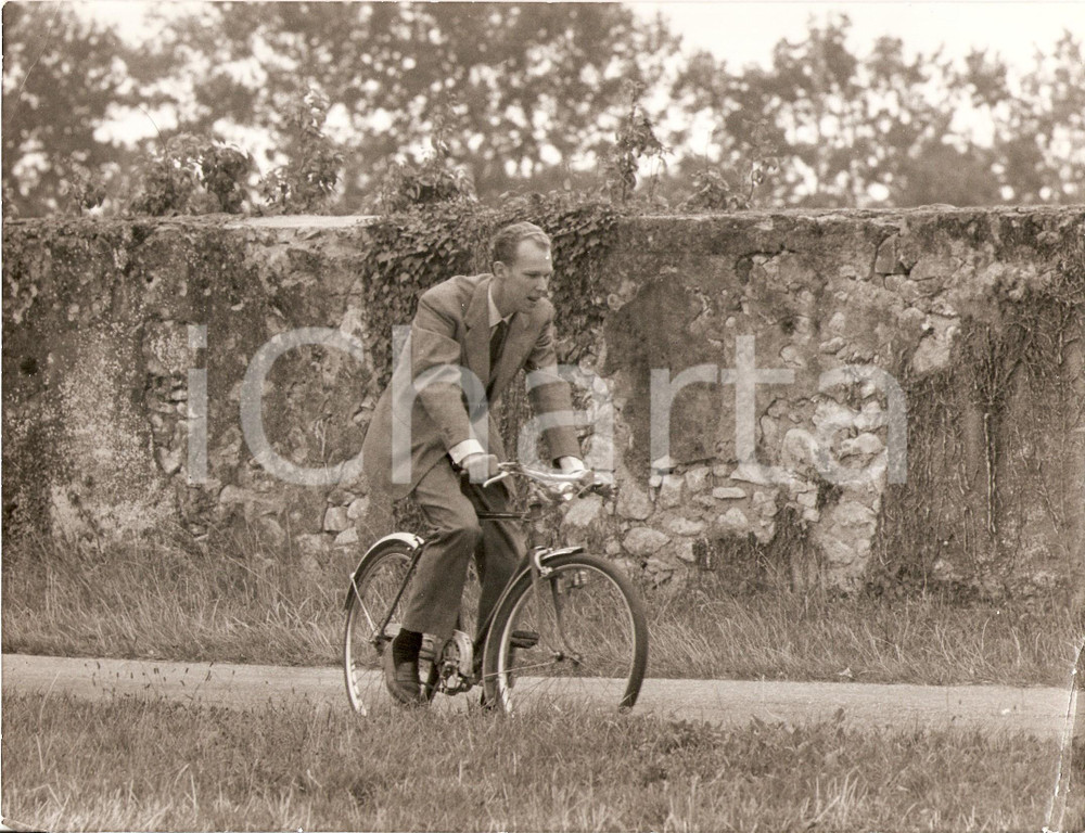 Fotografia d epoca originale 1965 ca SVIZZERA ? Vittorio Emanuele IV in bicicletta Fotografia 1