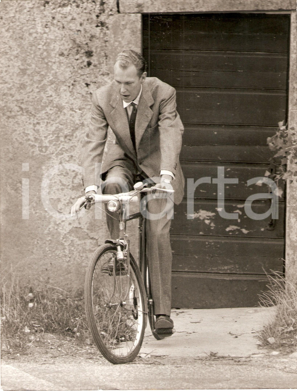 Fotografia d epoca originale 1965 ca SVIZZERA ? Vittorio Emanuele IV in bicicletta Ritratto Fotografia 1