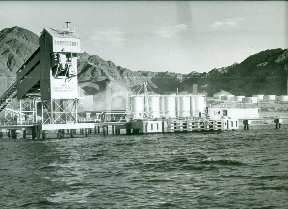Fotografia d epoca originale 1960 ca GIORDANIA Stabilimento di un oleodotto Fotografia cm 30 x 24 1