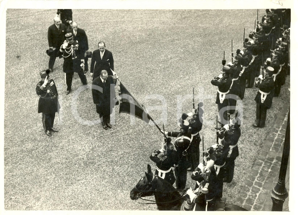 Fotografia d epoca originale 1935  PARIS Re Giorgio II di GRECIA s inchina davanti al picchetto d onore 1