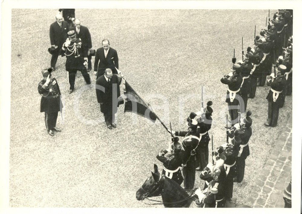 Fotografia d epoca originale 1935  PARIS ELISEO Giorgio II di GRECIA s inchina davanti al picchetto d onore 1