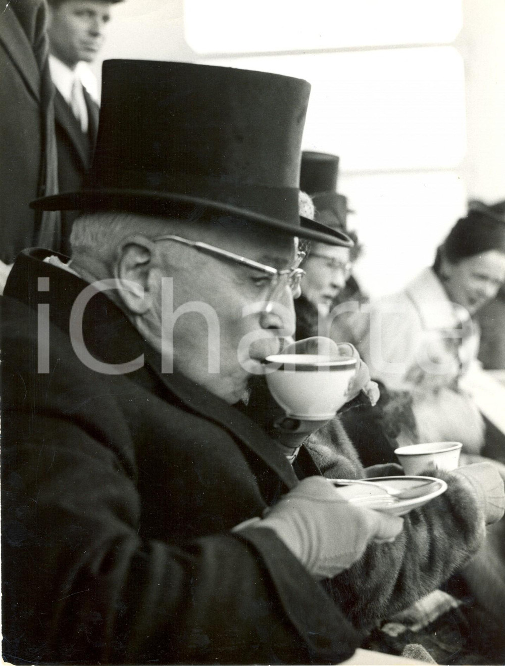 1955 ca USA L'ex presidente Harry TRUMAN beve una tazza di tè *Fotografia