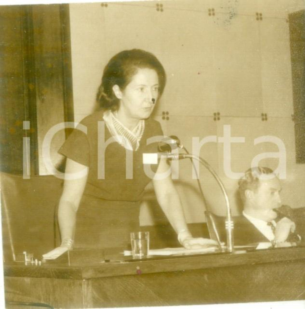 Fotografia d epoca originale 1990 ca PARIS Moglie di Pierre PFLIMLIN in conferenza stampa Fotografia 1