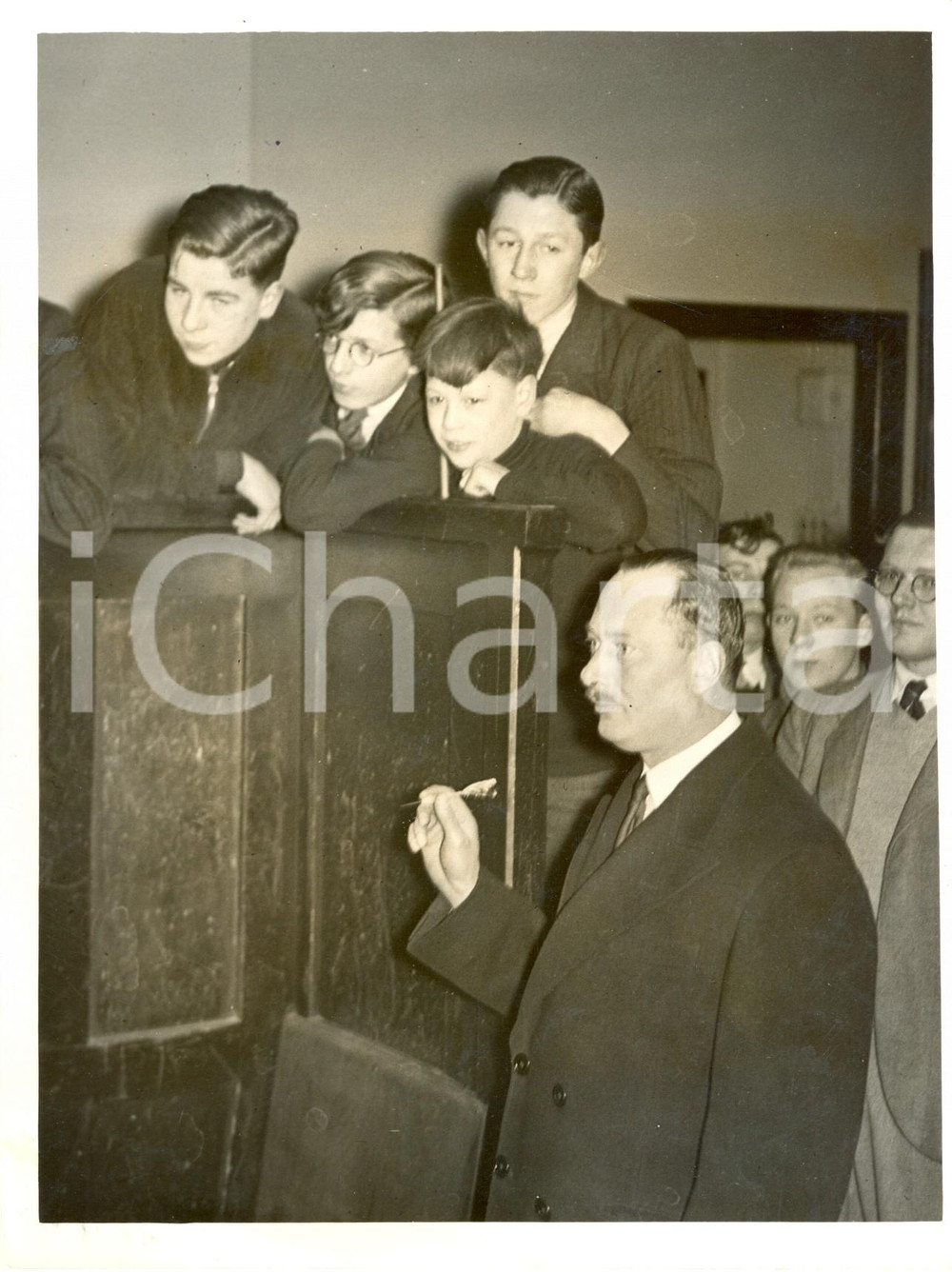 Fotografia d epoca originale 1938 TONBRIDGE Il duca Henry di GLOUCESTER gioca a freccette al BOYS  CLUB 1