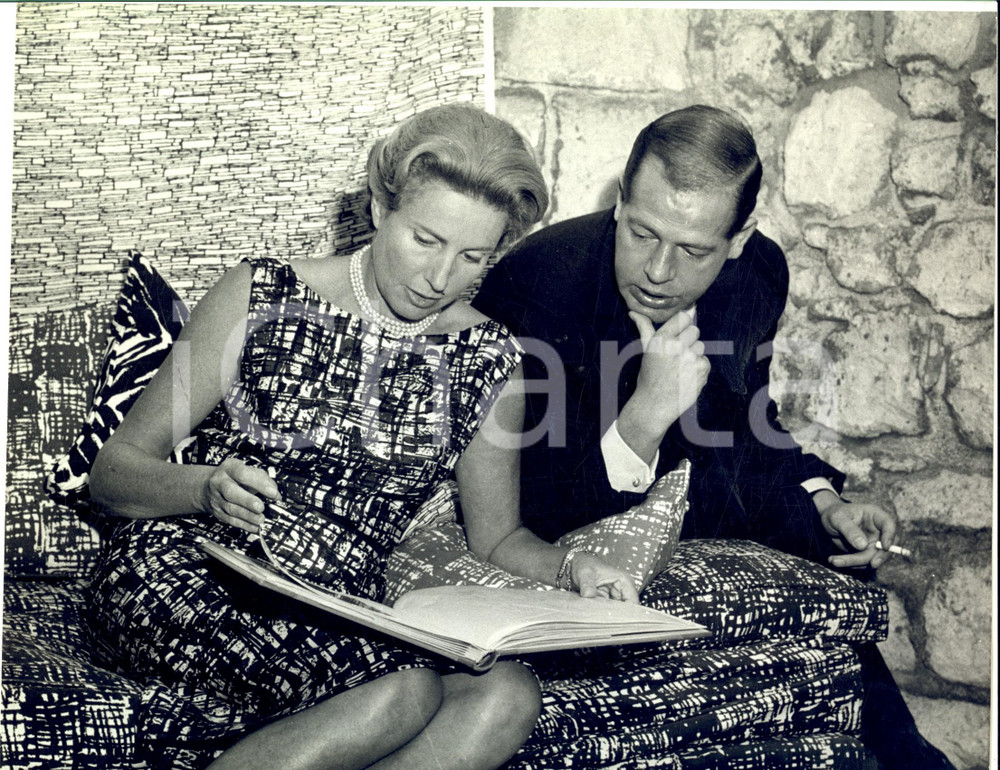 Fotografia d epoca originale 1960 ca PARIS ? Principessa TROUBETZKOY legge con il marito Fotografia 1