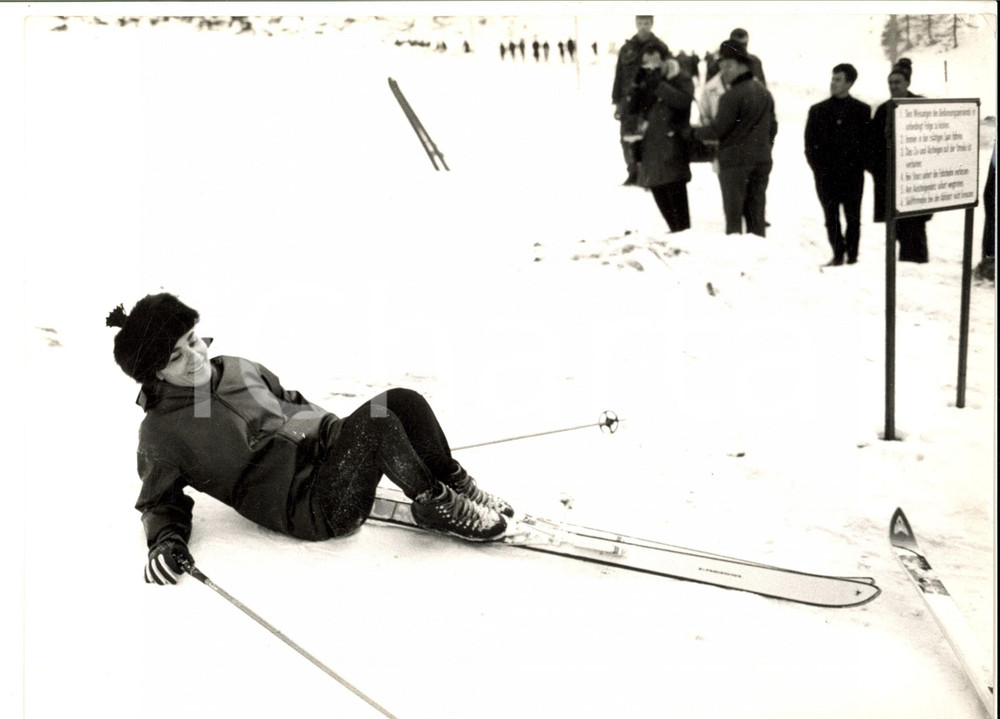 Fotografia d epoca originale 1964 INNSBRUCK IX Olimpiadi Invernali Regina Farah PAHLAVI caduta dagli sci Foto 1