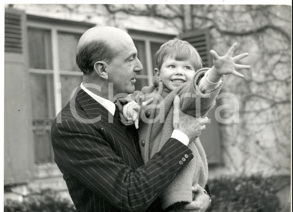 Fotografia d epoca originale 1960 ca VERSAILLES Umberto II con uno dei figli di Maria Pia di SAVOIA Foto 1