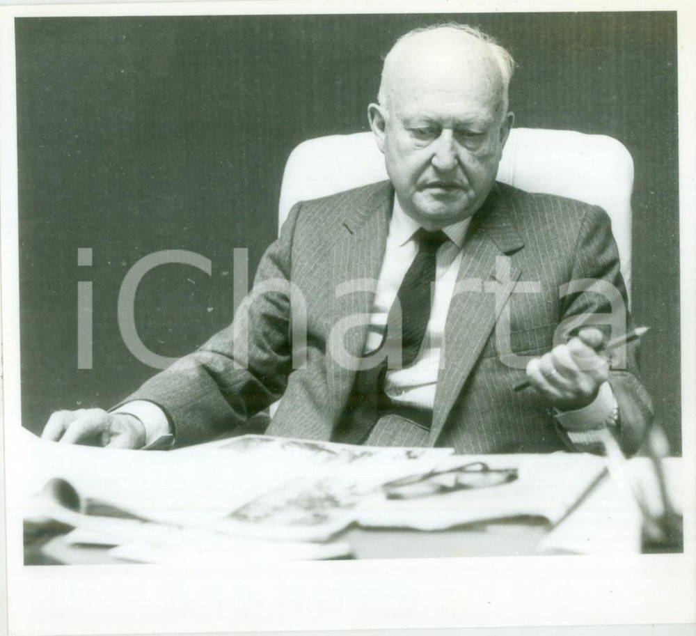 Fotografia d epoca originale 1990 ca STRASBOURG FRANCE Politico Pierre PFLIMLIN durante un incontro Foto 1