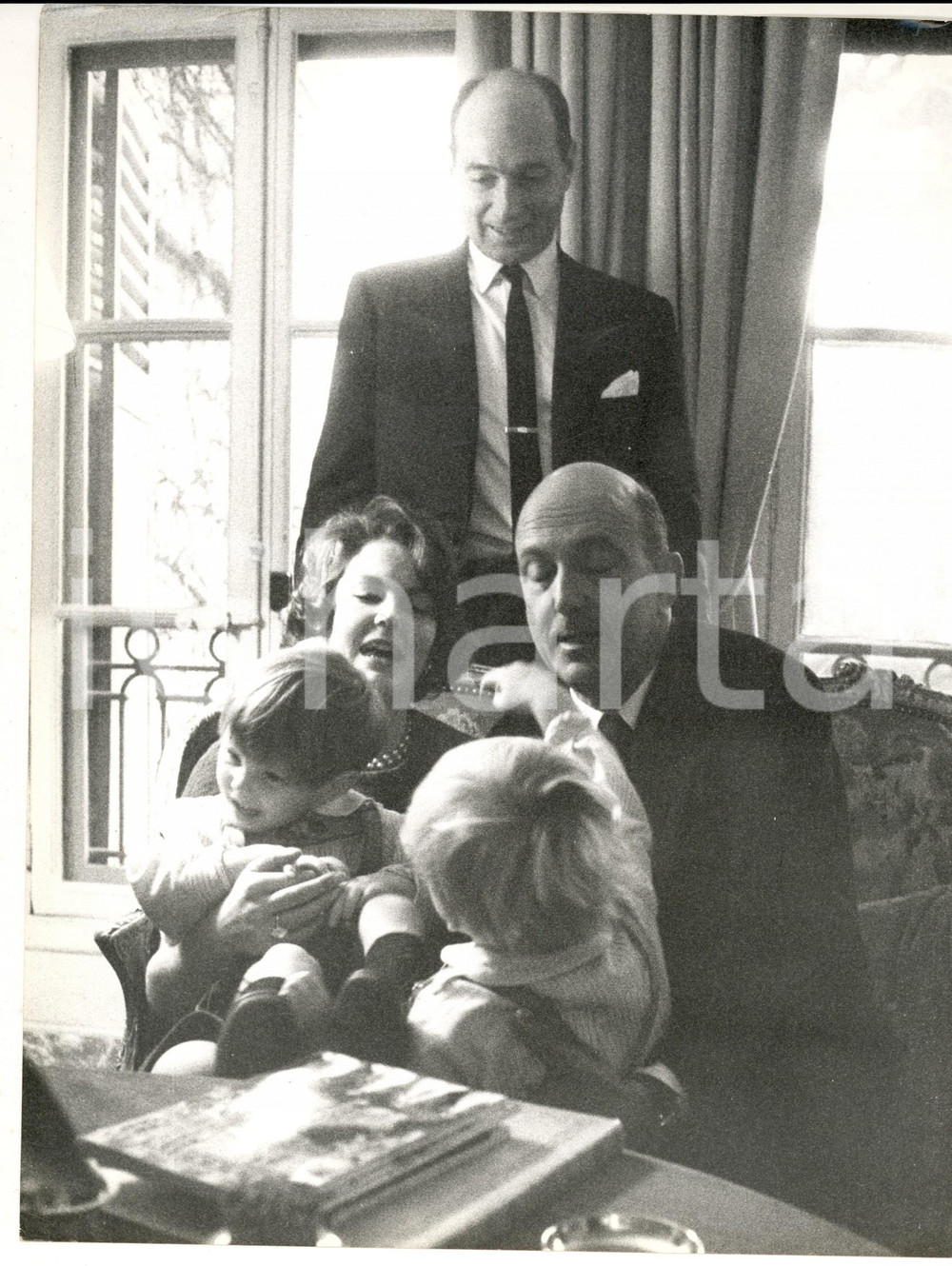 Fotografia d epoca originale 1965 ca VERSAILLES Umberto II con la famiglia di Maria Pia di SAVOIA Fotografia 1