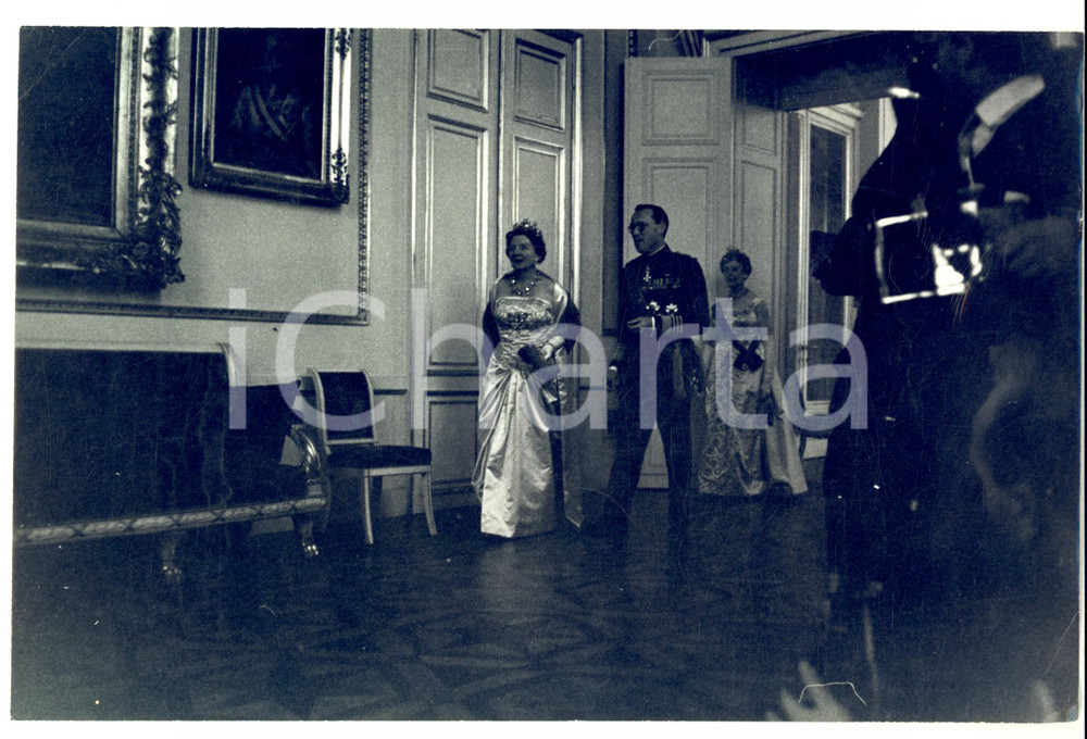 Fotografia d epoca originale 1960 BRUXELLES Giuliana d OLANDA con il marito Bernardo  Nozze di re Baldovino 1