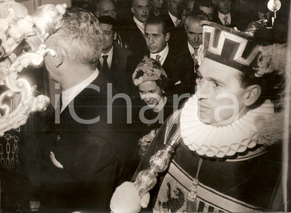 1960 MADRID Fabiola MORA Y ARAGON con i rappresentanti della città (1) DATA: 1960 LUOGO: MADRIDTITOLO: DONNA FABIOLA MORA Y ARAGON OMAGGIATA DAI RAPPRESENTANTI DELLA CITTA'DESCRIZIONE: Fotografia d'epoca.FORMATO: 23 x 26 cm CONDIZIONI: buone (ma piegatura all'angolo inferiore destro)  Vera fotografia d'epoca, originale, autentica.   originale e autentica 1