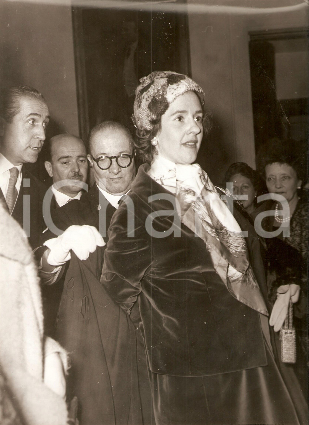 Fotografia d epoca originale 1960 MADRID Fabiola MORA Y ARAGON indossa un mantello aiutata dal suo seguito 1 1