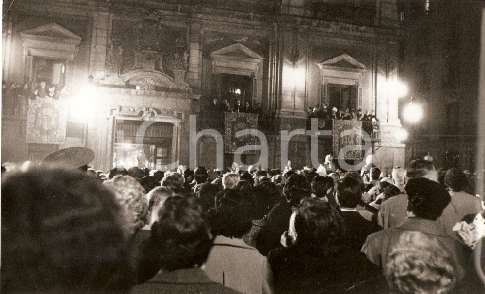 Fotografia d epoca originale 1960 MADRID Donna Fabiola MORA Y ARAGON al balcone omaggiata dalla folla Foto 1