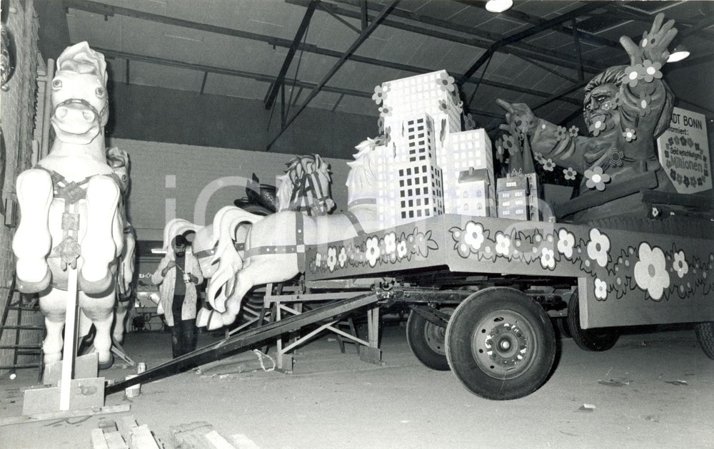 Fotografia d epoca originale 1979 BONN Carro per il carnevale preparato da volontari  Foto 1 1