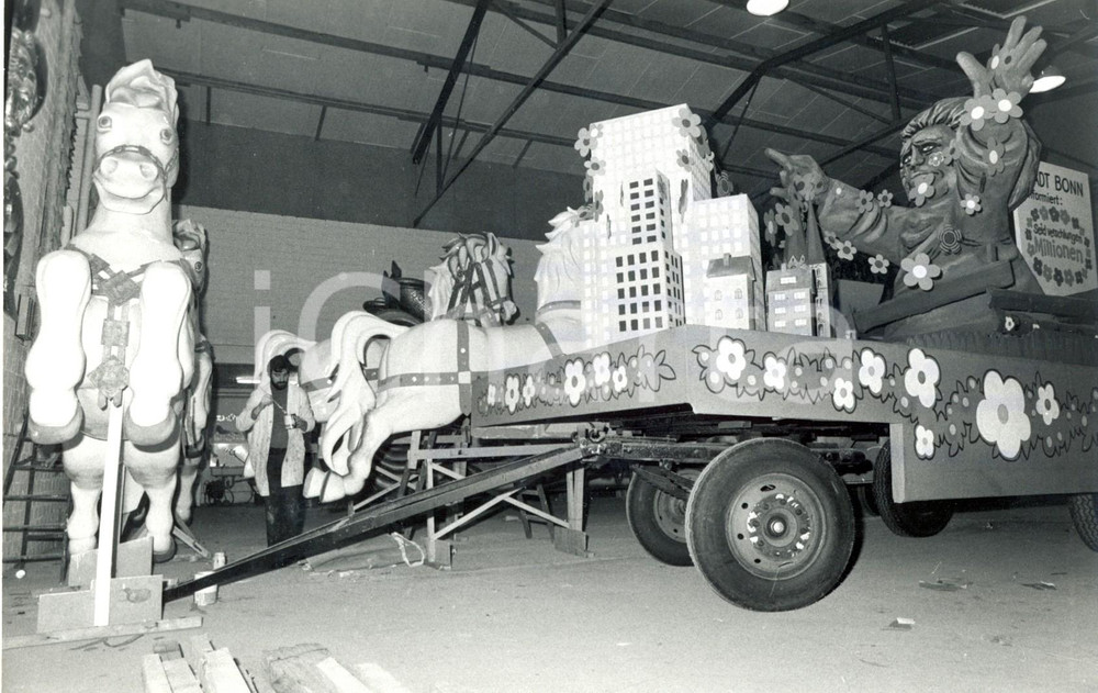 Fotografia d epoca originale 1979 BONN GERMANIA Il carro per il carnevale preparato dai volontari FOTOGRAFIA 1