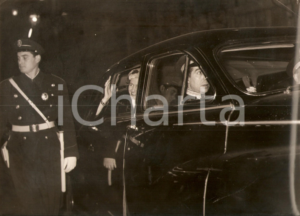 Fotografia d epoca originale 1960 MADRID Donna Fabiola MORA Y ARAGON saluta dalla sua auto Foto 1 1