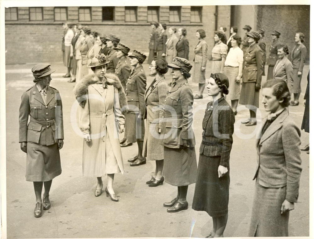 Fotografia d epoca originale 1939 YORKSHIRE La principessa Mary di HAREWOOD ispeziona ausiliari territoriali 1