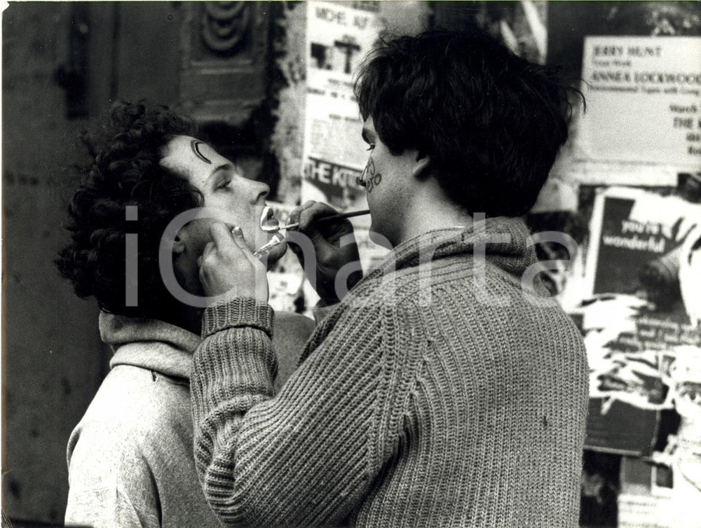 Fotografia d epoca originale 1980 NEW YORK USA Due ragazzi si truccano il volto in TIMES SQUARE Foto 1 1