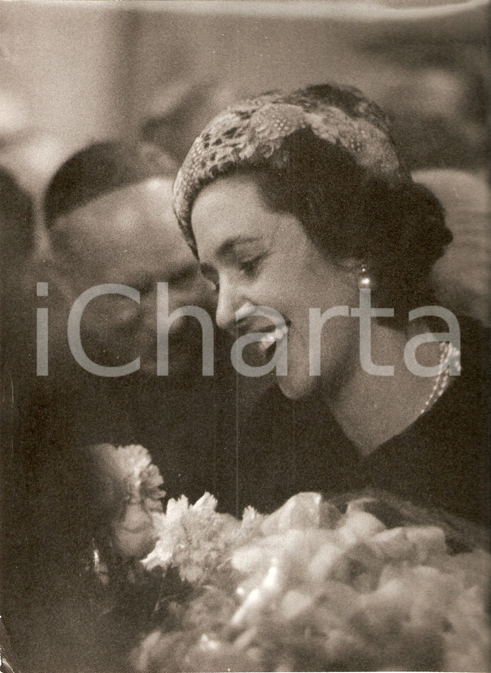 Fotografia d epoca originale 1960 MADRID Donna Fabiola MORA Y ARAGON con un omaggio floreale Fotografia 1 1