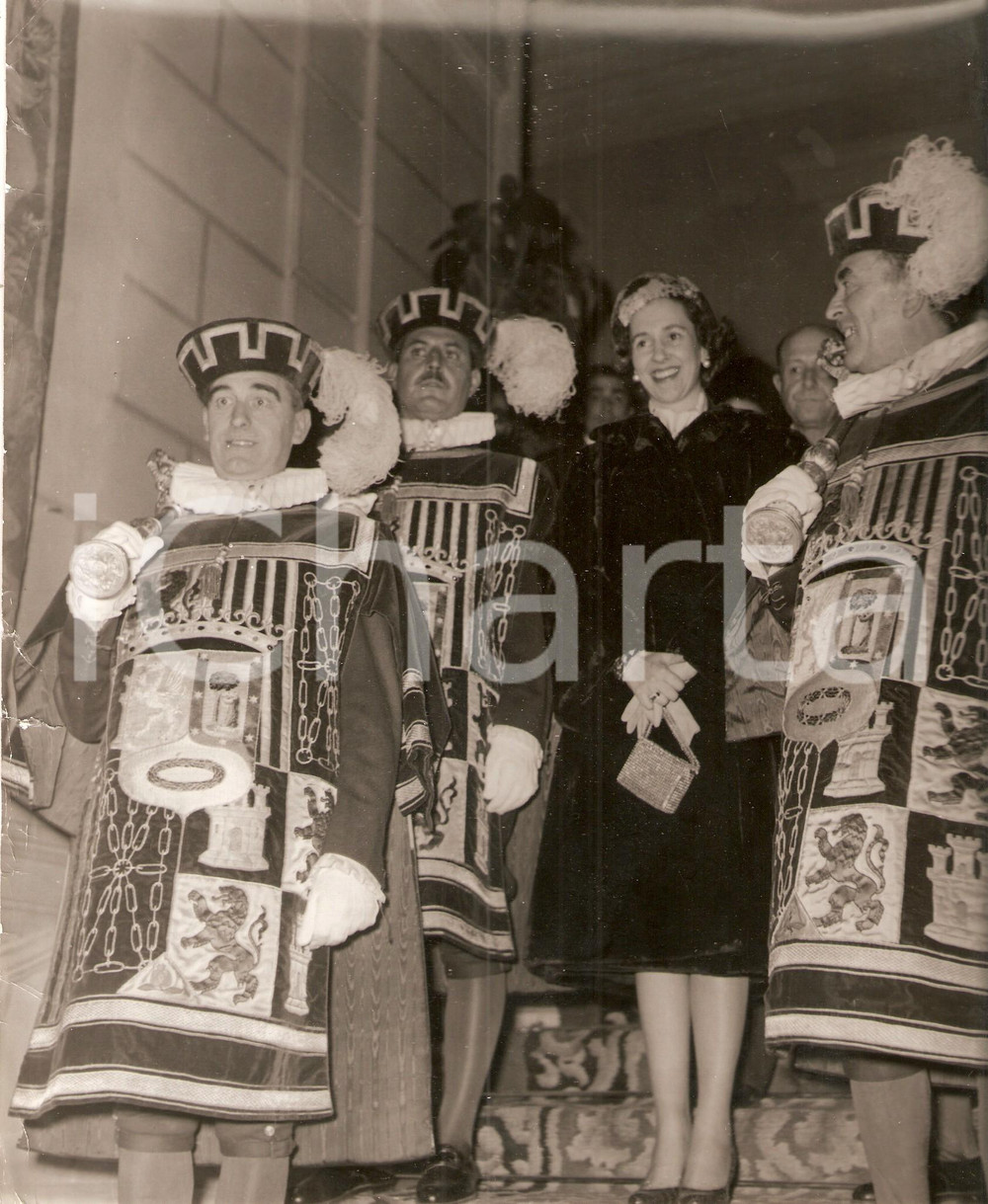 Fotografia d epoca originale 1960 MADRID Donna Fabiola MORA Y ARAGON omaggiata dai rappresentanti della città 1