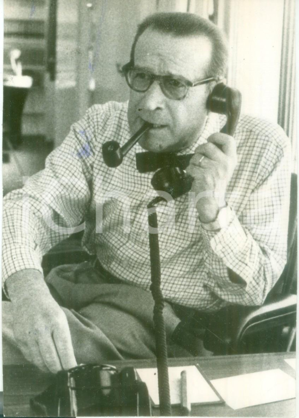 Fotografia d epoca originale 1970 ca LAUSANNE SVIZZERA Georges SIMENON al telefono nella sua casa Foto 1