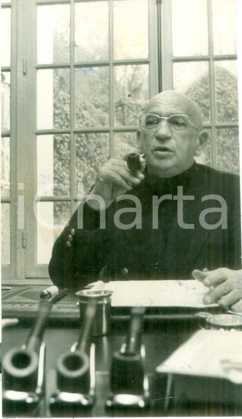 1980 ca PARIS Politico Edgar FAURE fuma la pipa nello studio *Fotografia