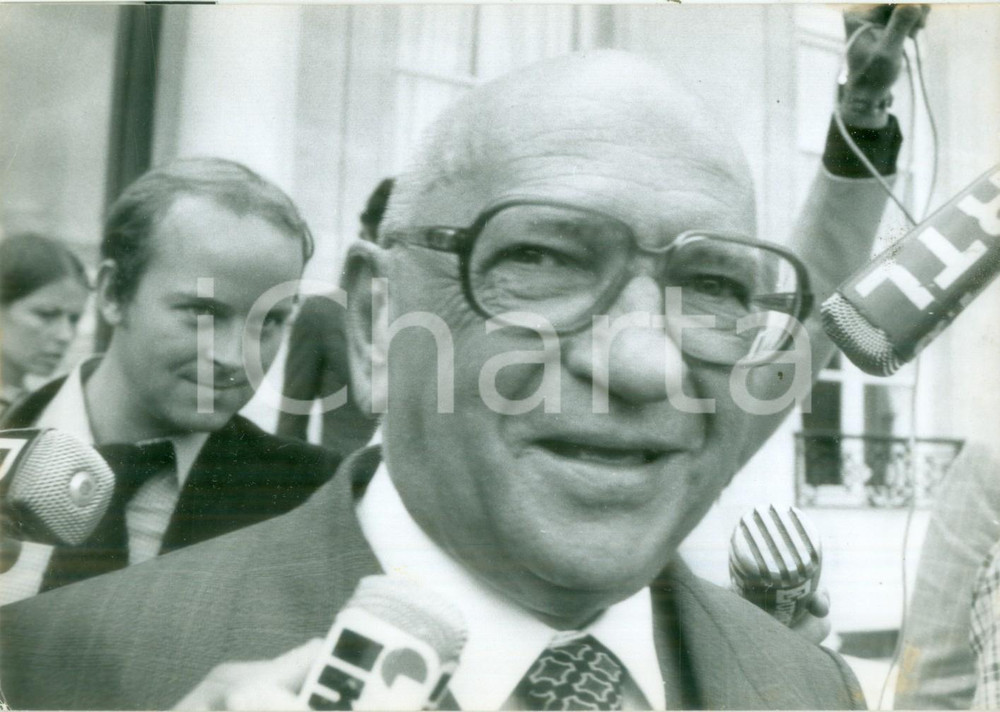 Fotografia d epoca originale 1976 PARIS Edgar FAURE risponde ai giornalisti fuori dall ELISEO Fotografia 1