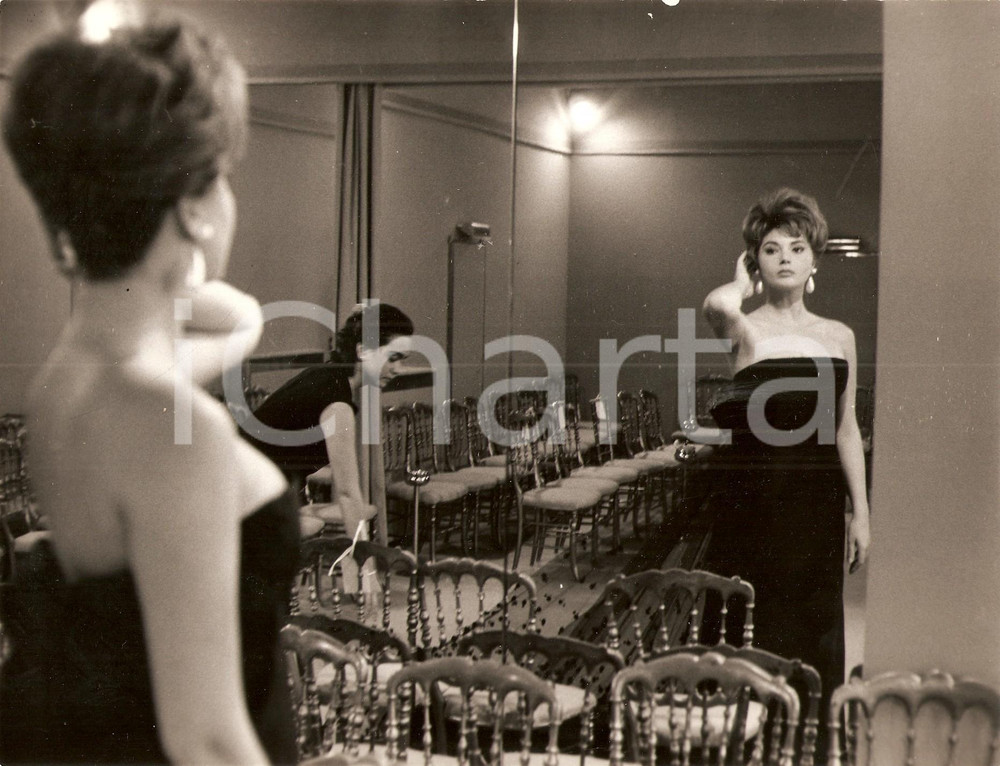 Fotografia d epoca originale 1960 ca CINEMA Sylva KOSCINA prova un costume di scena Fotografia 1