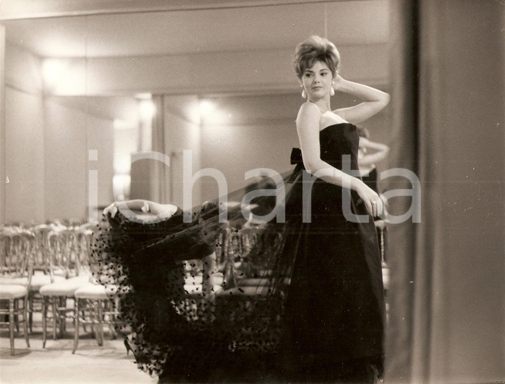 Fotografia d epoca originale 1960 ca CINEMA Sylva KOSCINA prova un costume di scena Fotografia 1