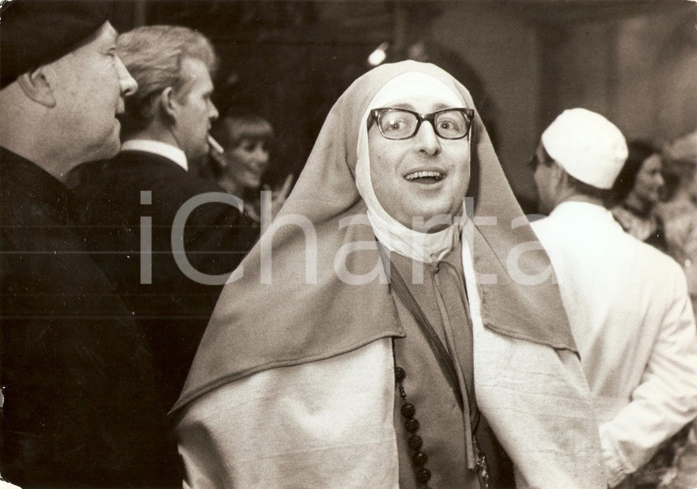 Fotografia d epoca originale 1965 ca CINEMA Henri TISOT dressed as a nun in a movie Photo 1