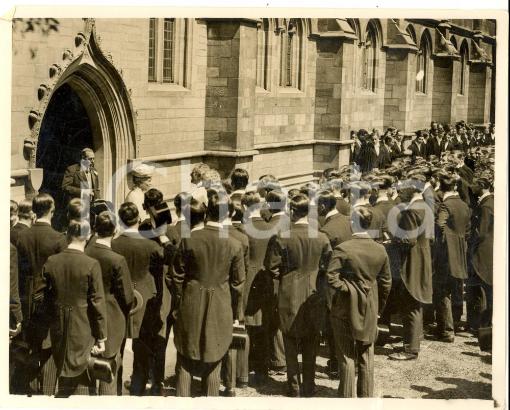 Fotografia d epoca originale 1930 ca ETON UK King George V and Queen Mary visiting the college Photo 1