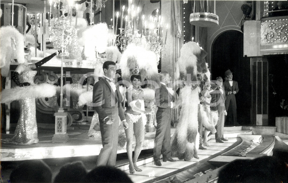 Fotografia d epoca originale 1960 ca CASINO DE PARIS F Ballerini in costume sul palco per una scenografia 1