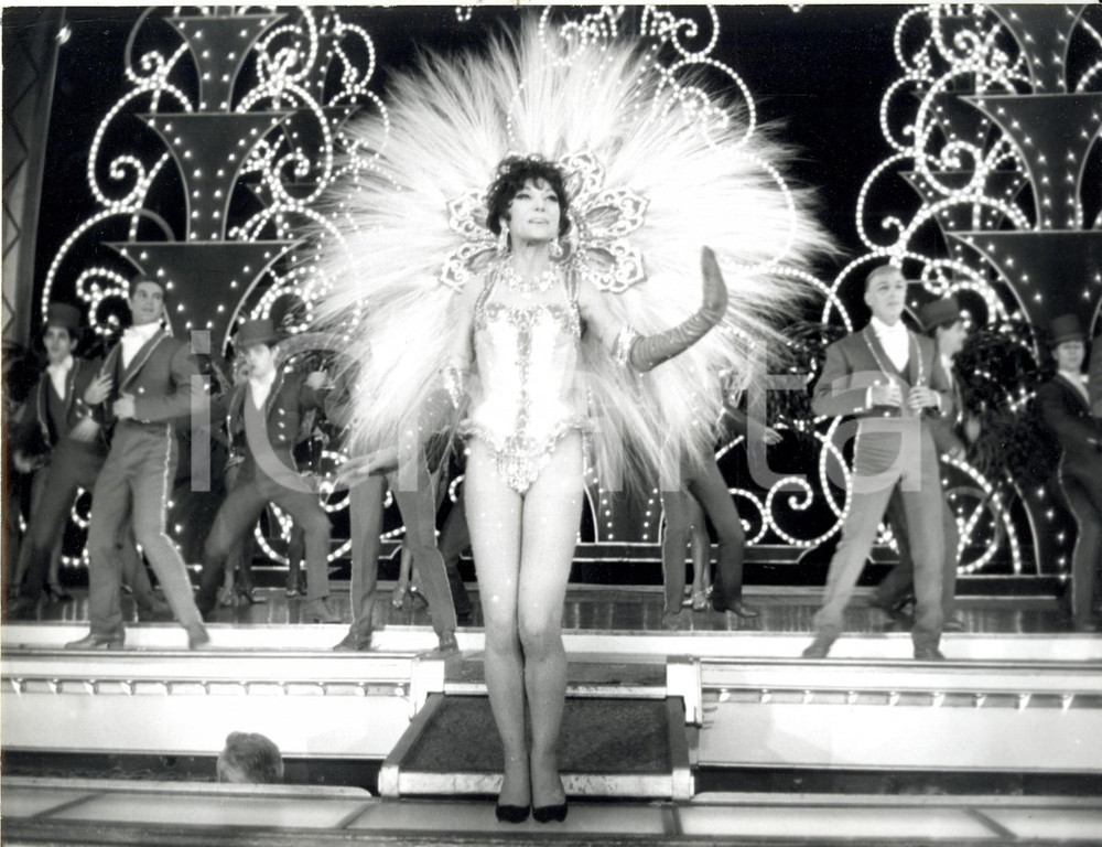 Fotografia d epoca originale 1960 ca CASINO DE PARIS F Ballerina in costume di piume durante uno spettacolo 1