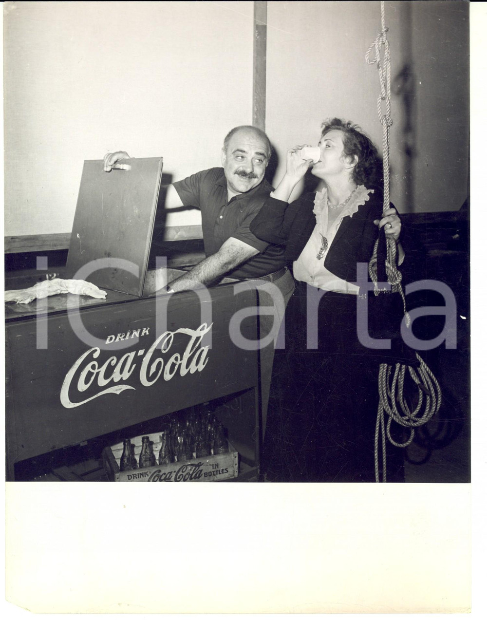 1965 ca Akim TAMIROFF sistema la COCA-COLA nel frigorifero *Fotografia