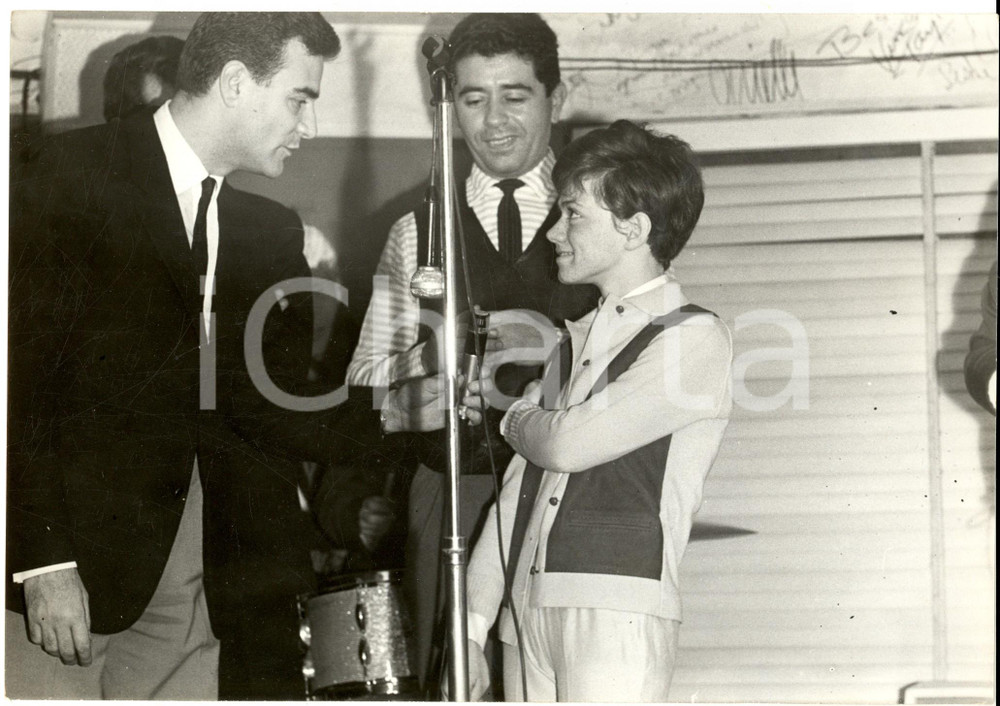 Fotografia d epoca originale 1963 PARIS Rita PAVONE intervistata dopo uno spettacolo Fotografia 1